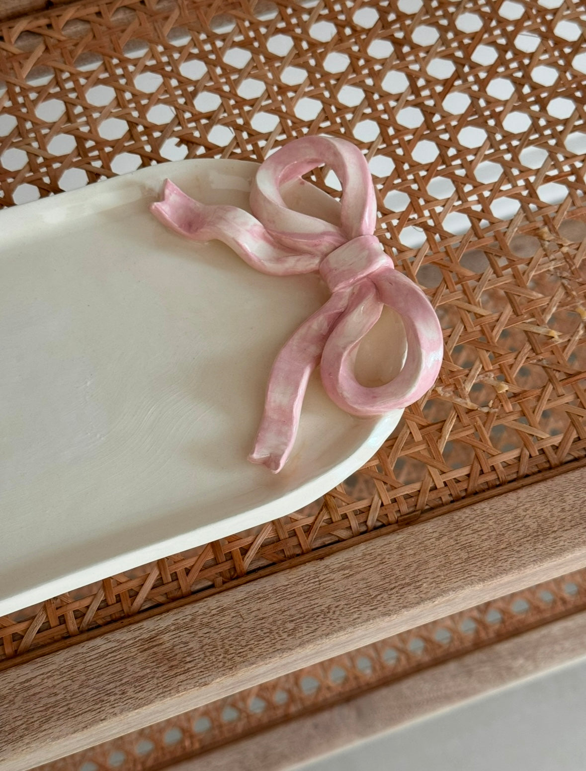 Pinkie tray bow