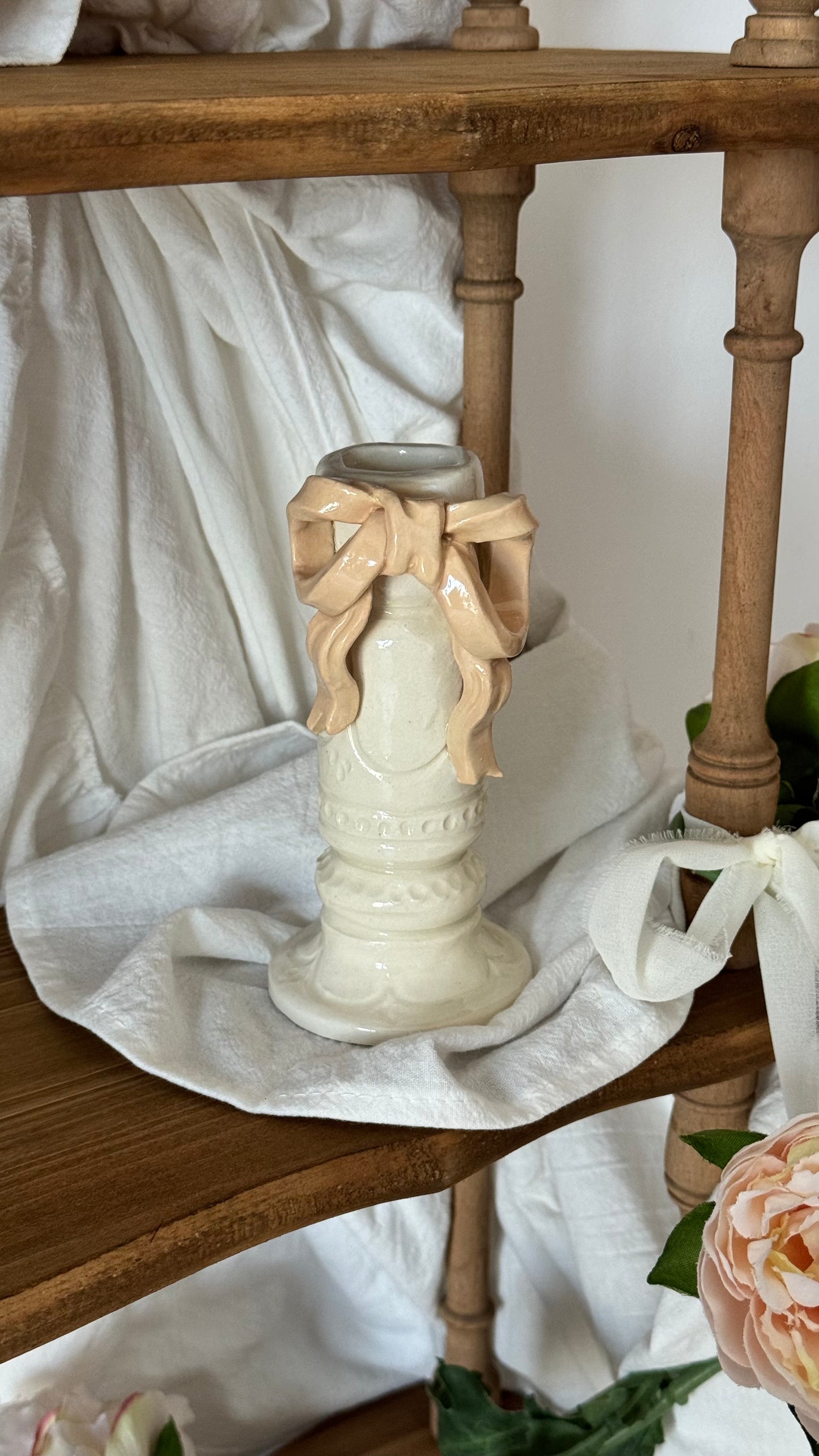 Cream bow handle